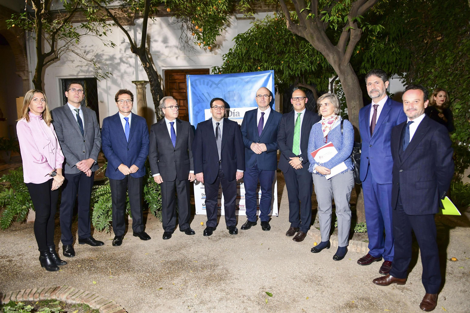 Los presidentes de las seis fundaciones posan junto a la gerente y el director de 'el Día' y Manuel Carmona.