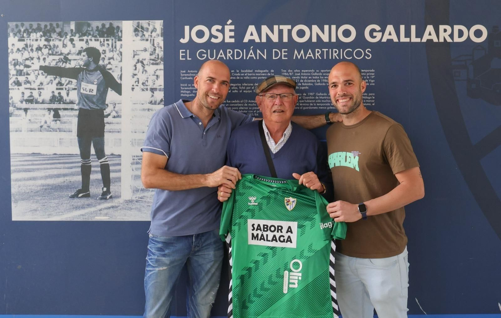 La entrega de la camiseta a la familia Gallardo por parte de Alfonso Herrero La entrega de la camiseta a la familia Gallardo por parte de Alfonso Herrero