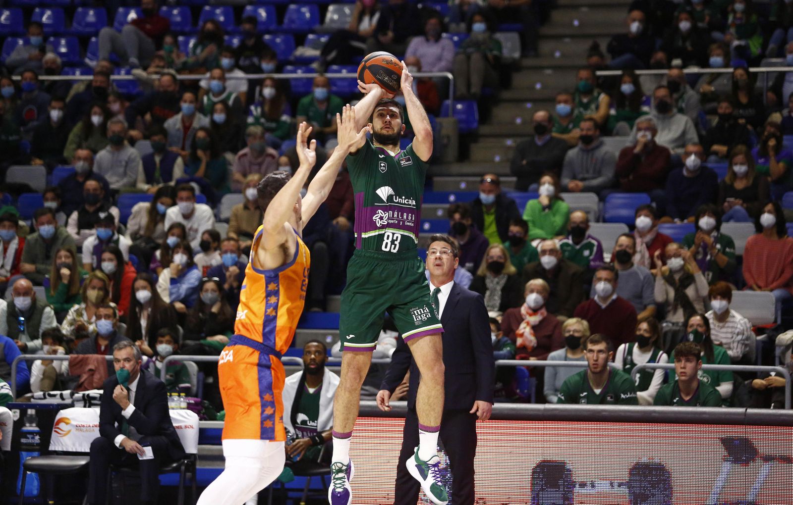 Bouteille lanza a canasta en el Carpena.