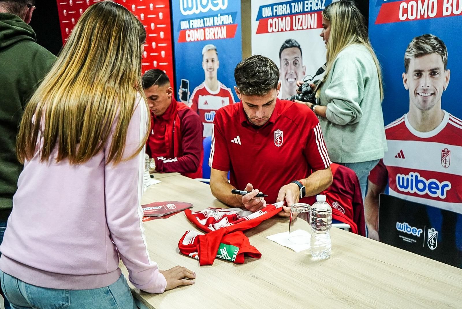 Las mejores imágenes de la firma de autógrafos del Granada CF
