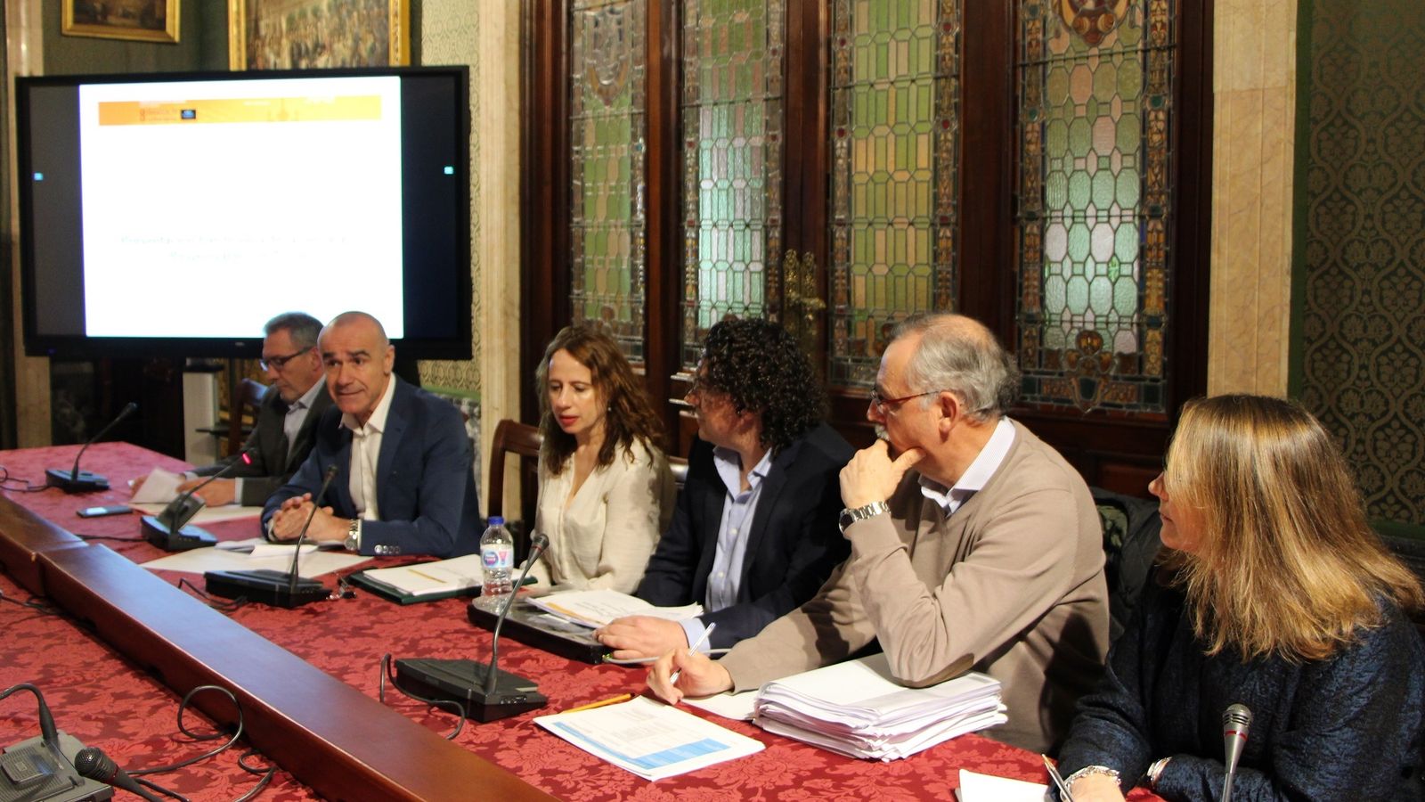 Muñoz, acompañado por miembros de la Gerencia, presenta las novedades para los trámites administrativos.