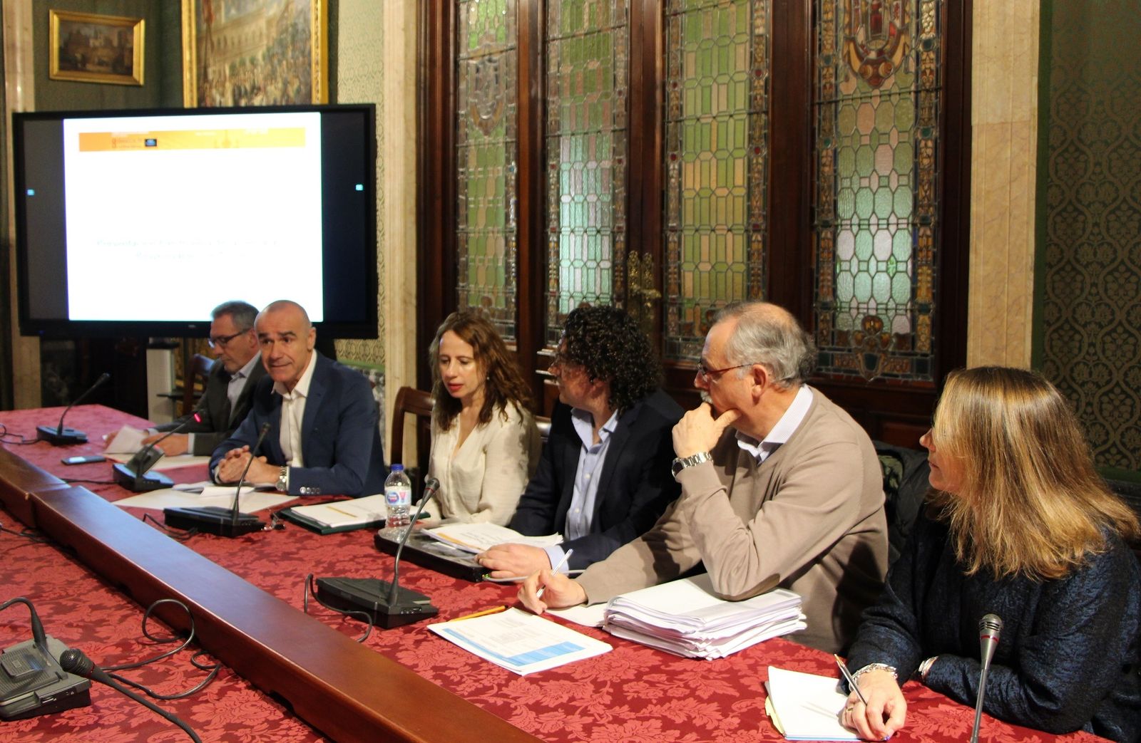 Muñoz, acompañado por miembros de la Gerencia, presenta las novedades para los trámites administrativos.