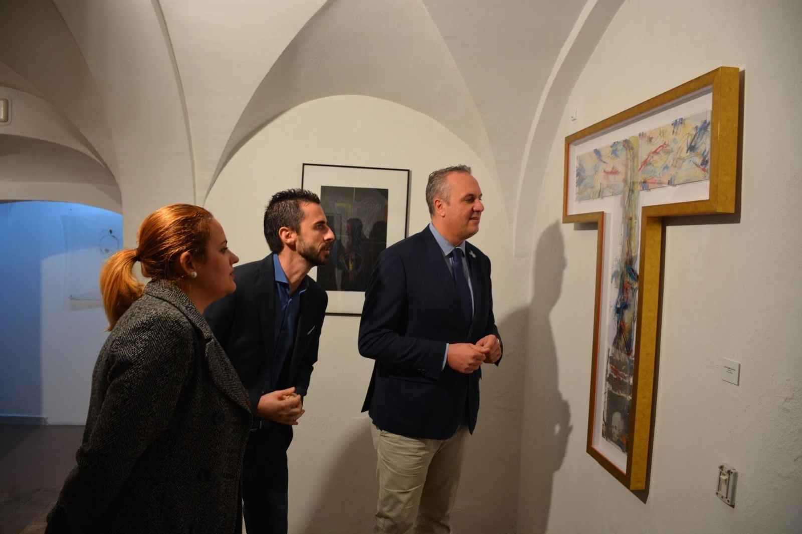 El alcalde, Juan Carlos Ruiz Boix, contempla una de las piezas incluidas en la exposición.