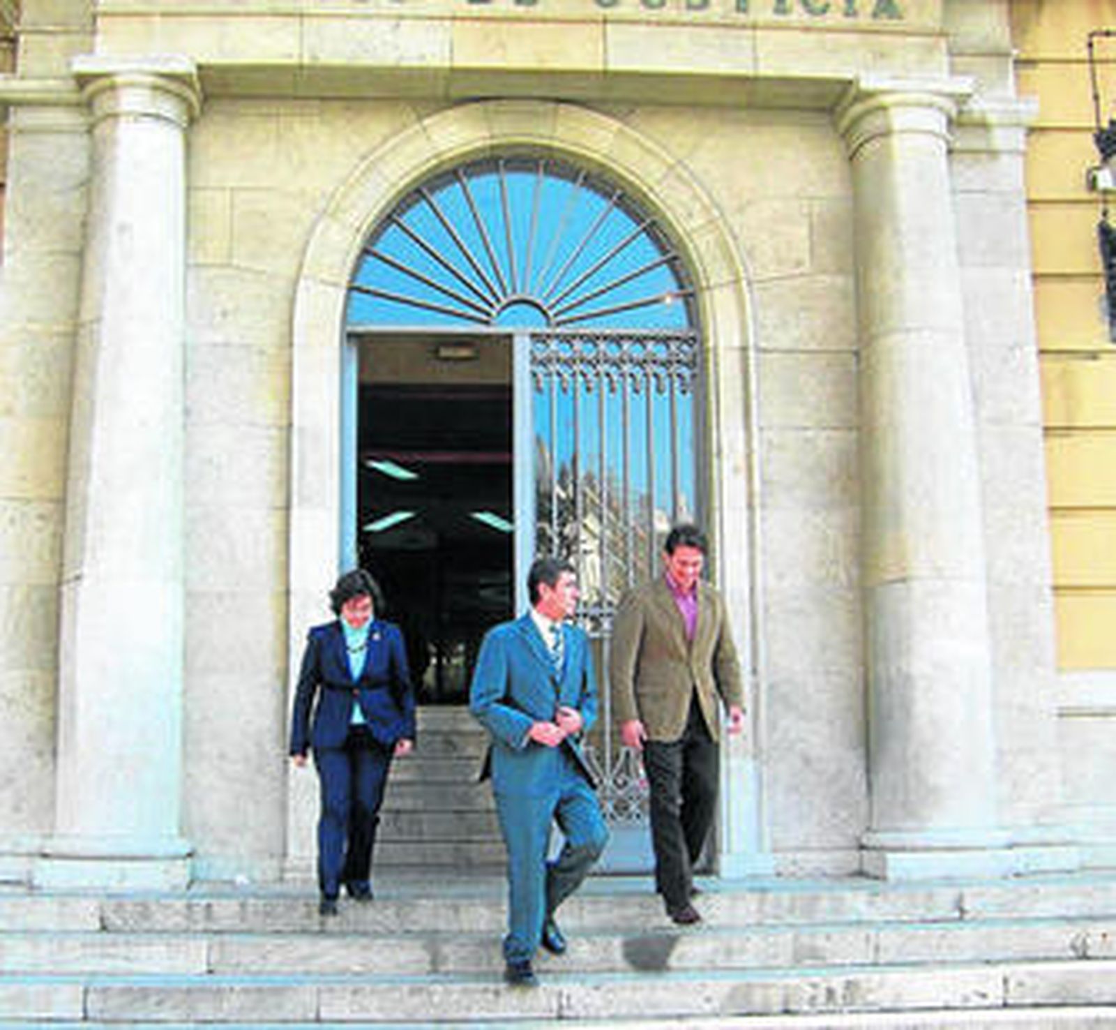 Beneroso, Herrera y Sánchez Rull, tras entregar en la Fiscalía la documentación recabada sobre el caso.