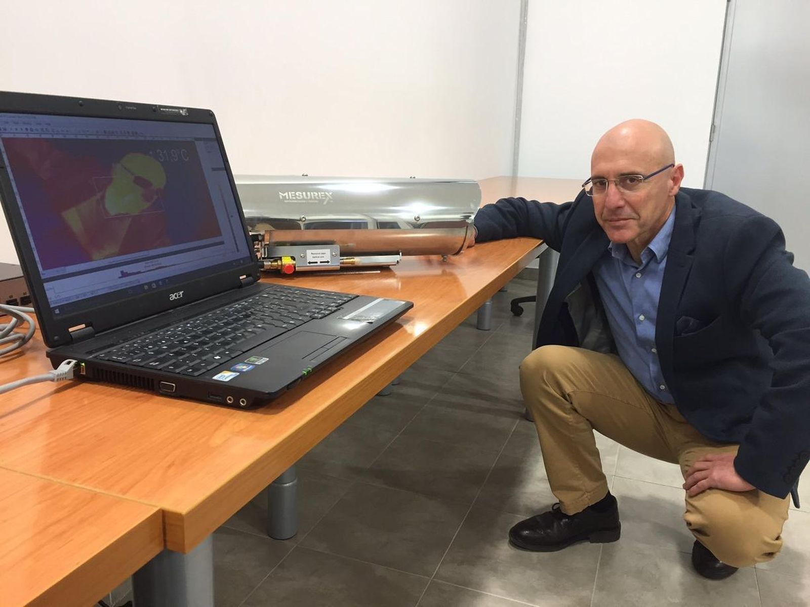 Antonio Soler posa junto a una cámara infrarroja y su rostro sale reflejado en el ordenador.