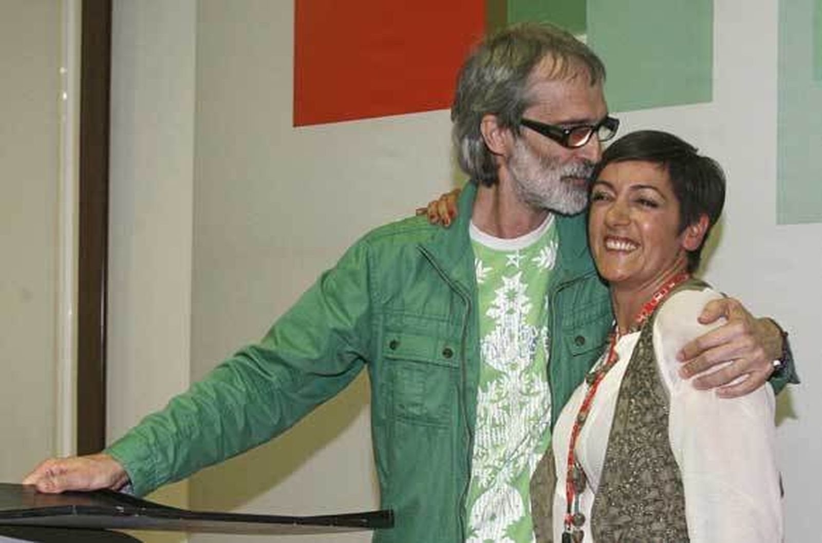 Pérez Peralta se muestra cariñoso con Marta Meléndez en su comparecencia para valorar los resultados de las elecciones municipales. /Joaquín Pino