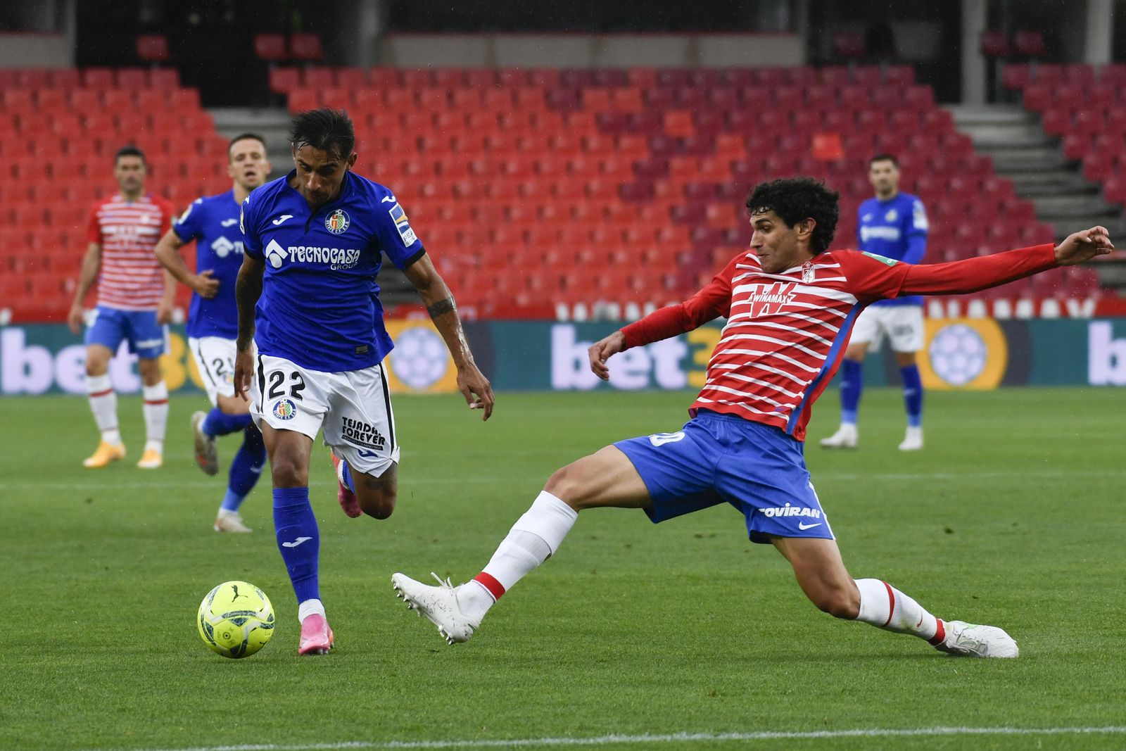 Vallejo trata de cortar una incursión de Damián.