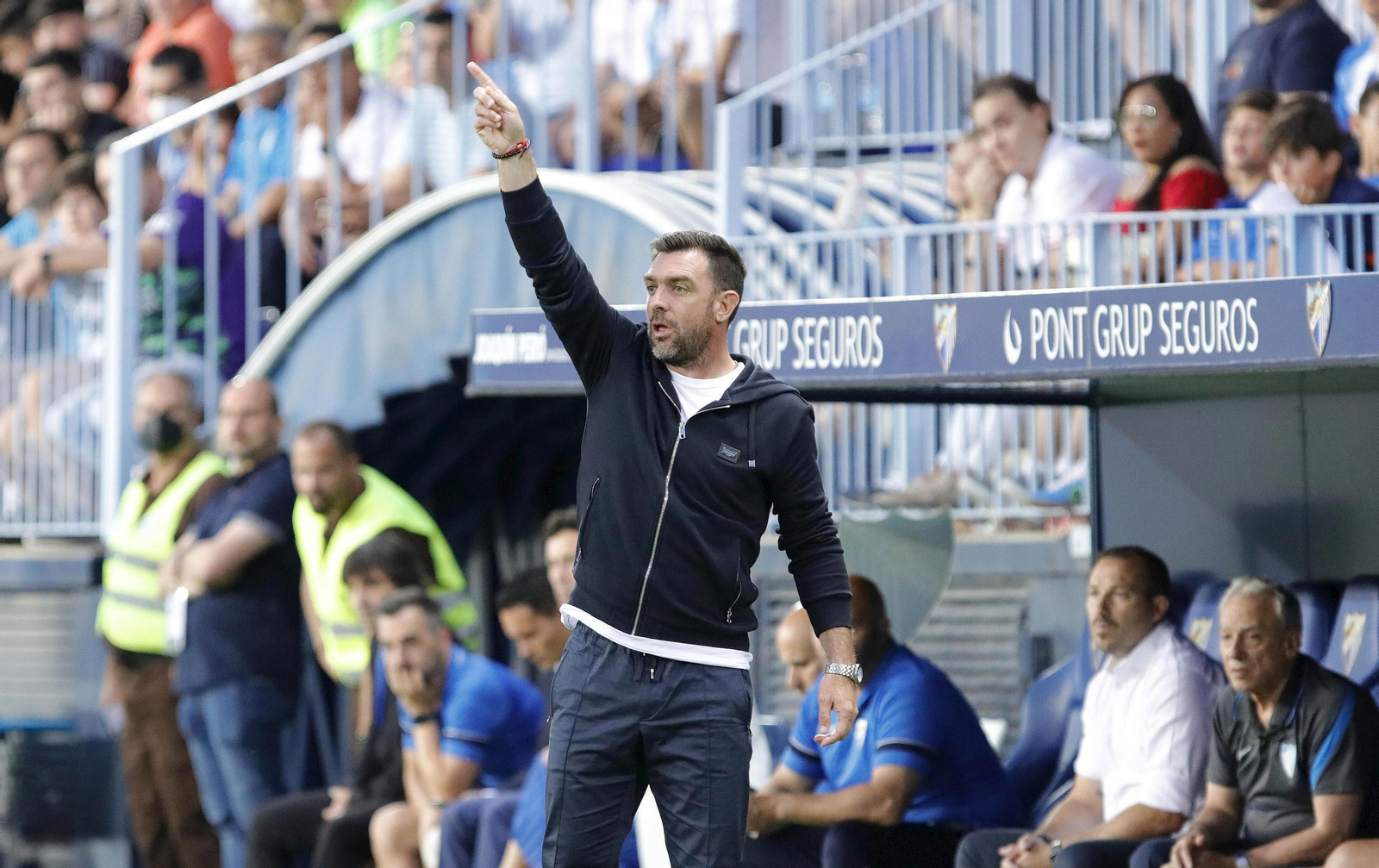 Pablo Guede, en el banquillo de La Rosaleda.