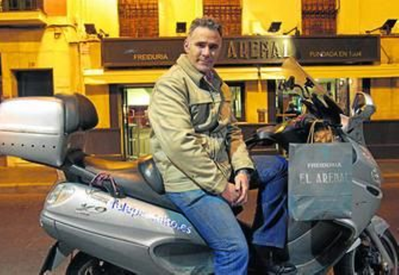 1. Pascual Bernal, creador de Telepescaíto, con la moto en la que realiza los repartos frente a la Freiduría El Arenal 2. Bandeja de pescado frito de la Freiduría La Isla, en la calle García de Vinuesa.