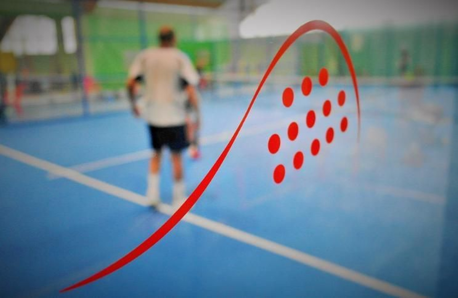 El pádel es practicado cada vez por más personas