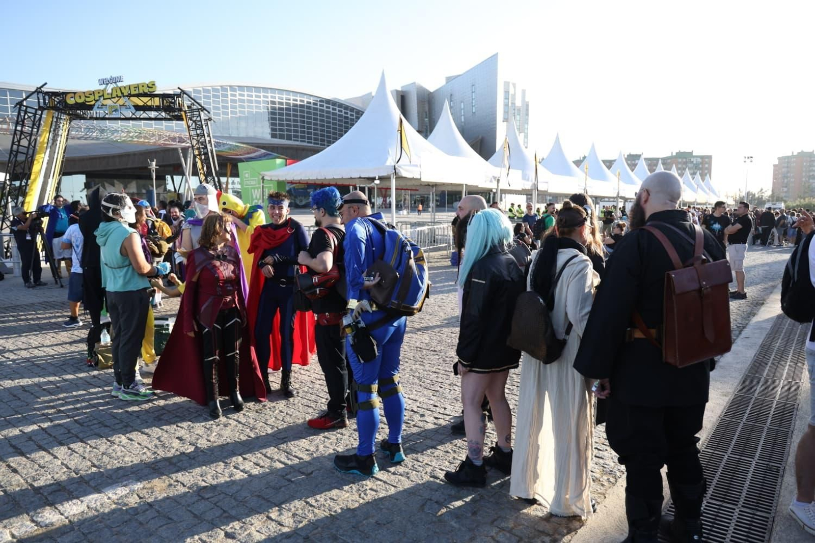 Largas colas para entrar a la Comic-Con de Málaga con héroes y villanos como Conan, Lobezno y Darth Vader, en fotos