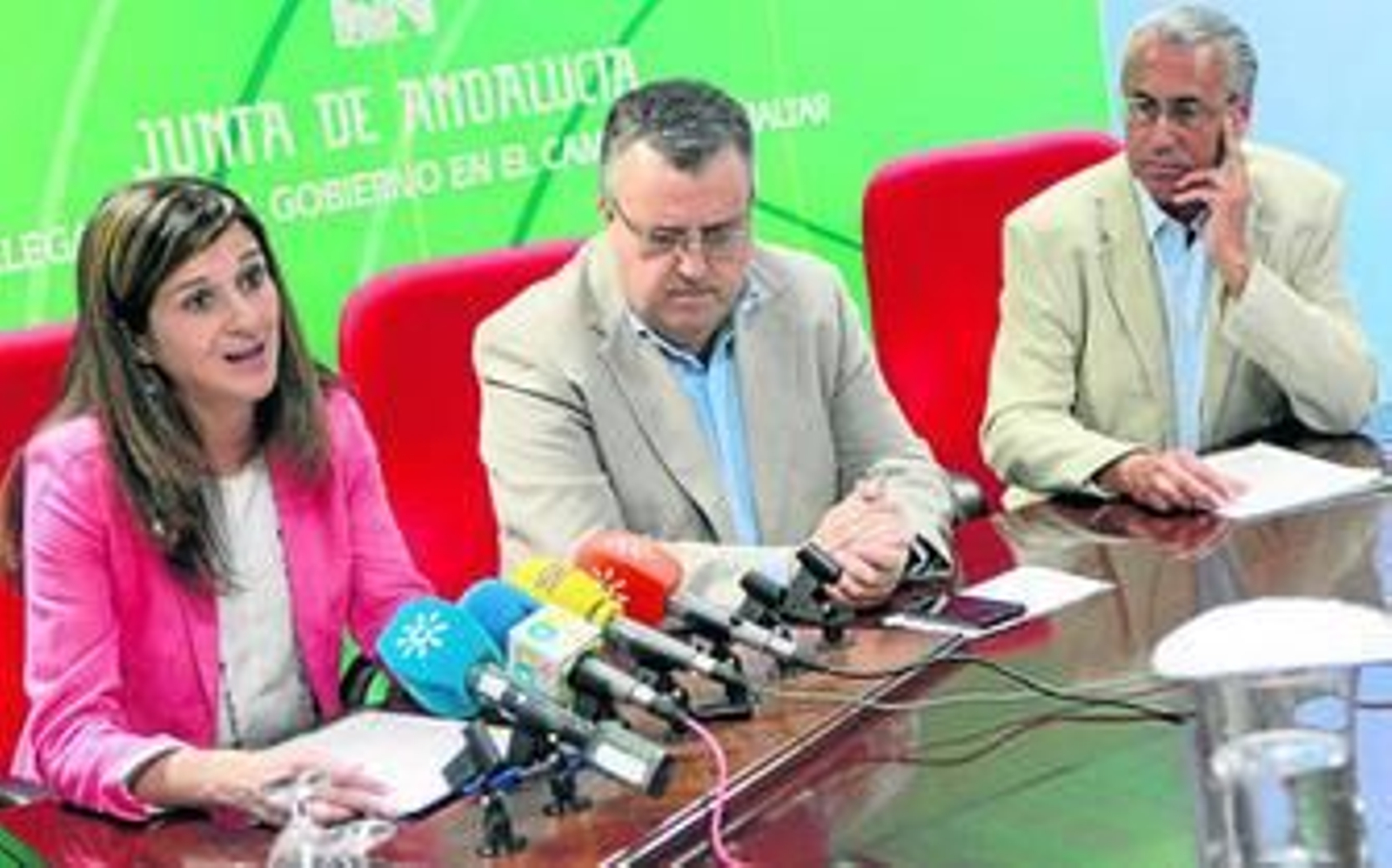 Cristina Saucedo, Ángel Gavino y Ángel Muñoz presentan ayer la programación de verano del conjunto arqueológico de Baelo Claudia.