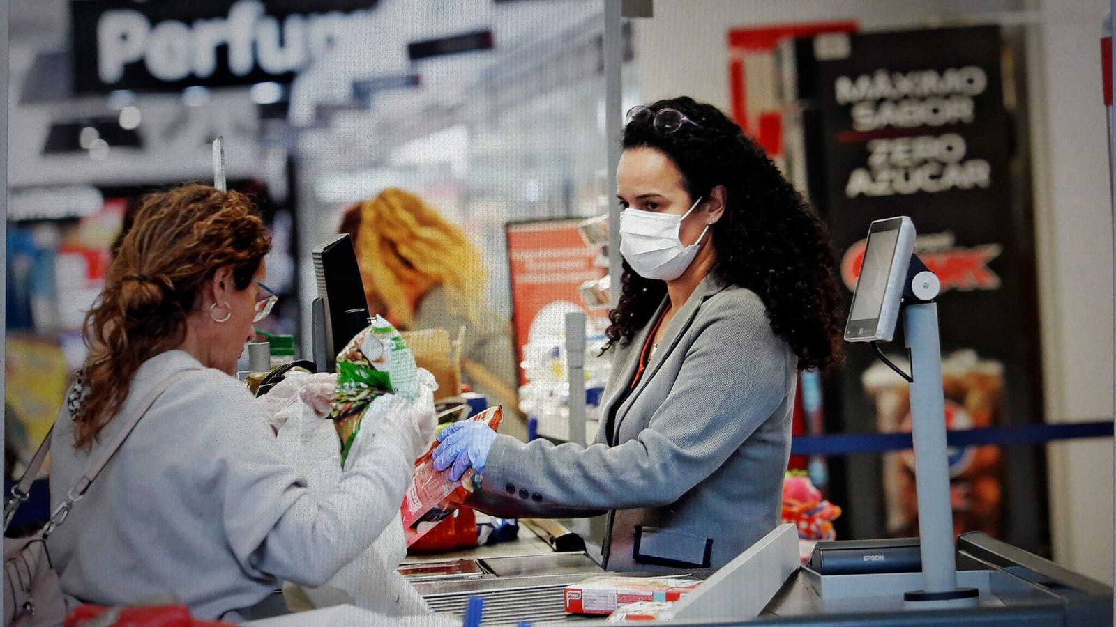 Una cajera de un supermercado Carrefour, estos días.