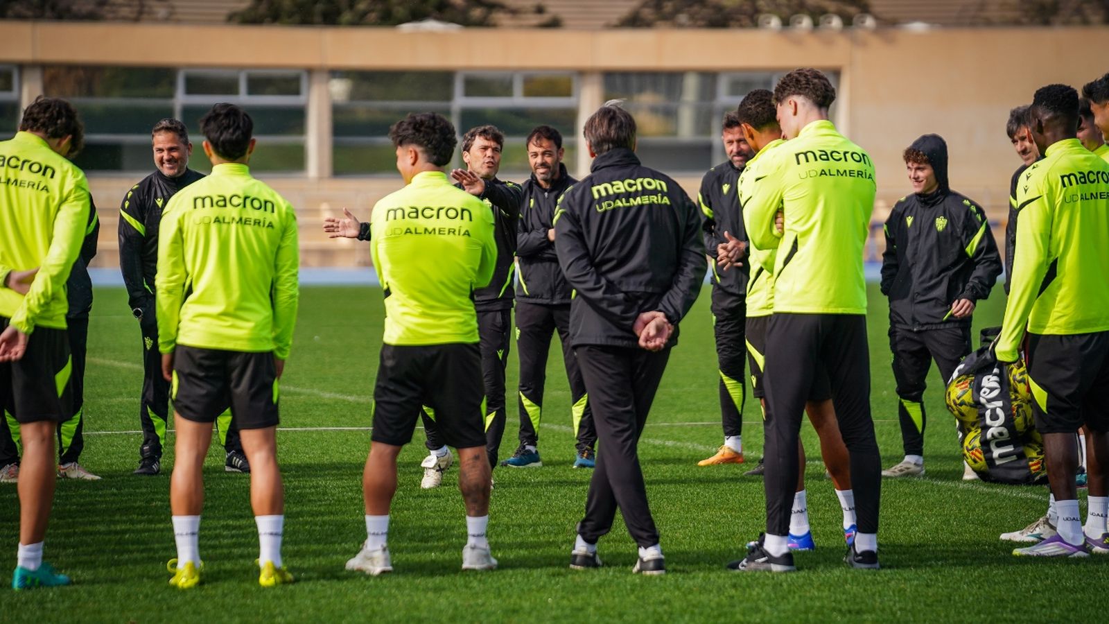 El técnico rojiblanco se dirige a sus futbolistas antes del inicio de uno de los entrenamientos.