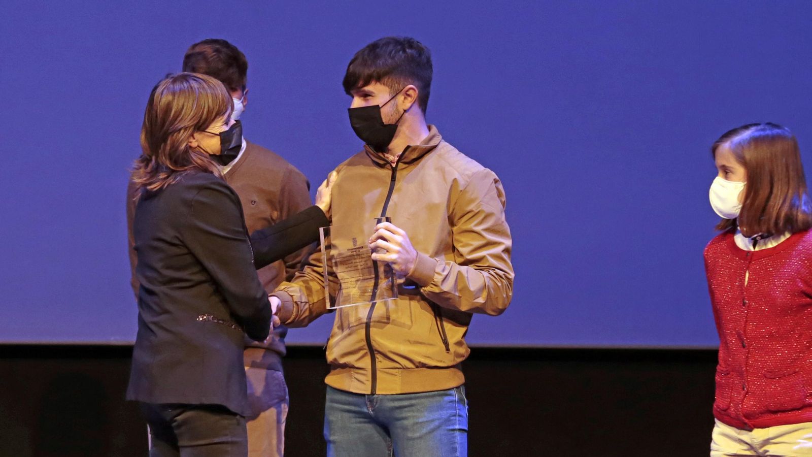 Hugo Franco, Deportista Promesa, recibe el premio de manos de la teniente de alcaldesa Laura Álvarez.