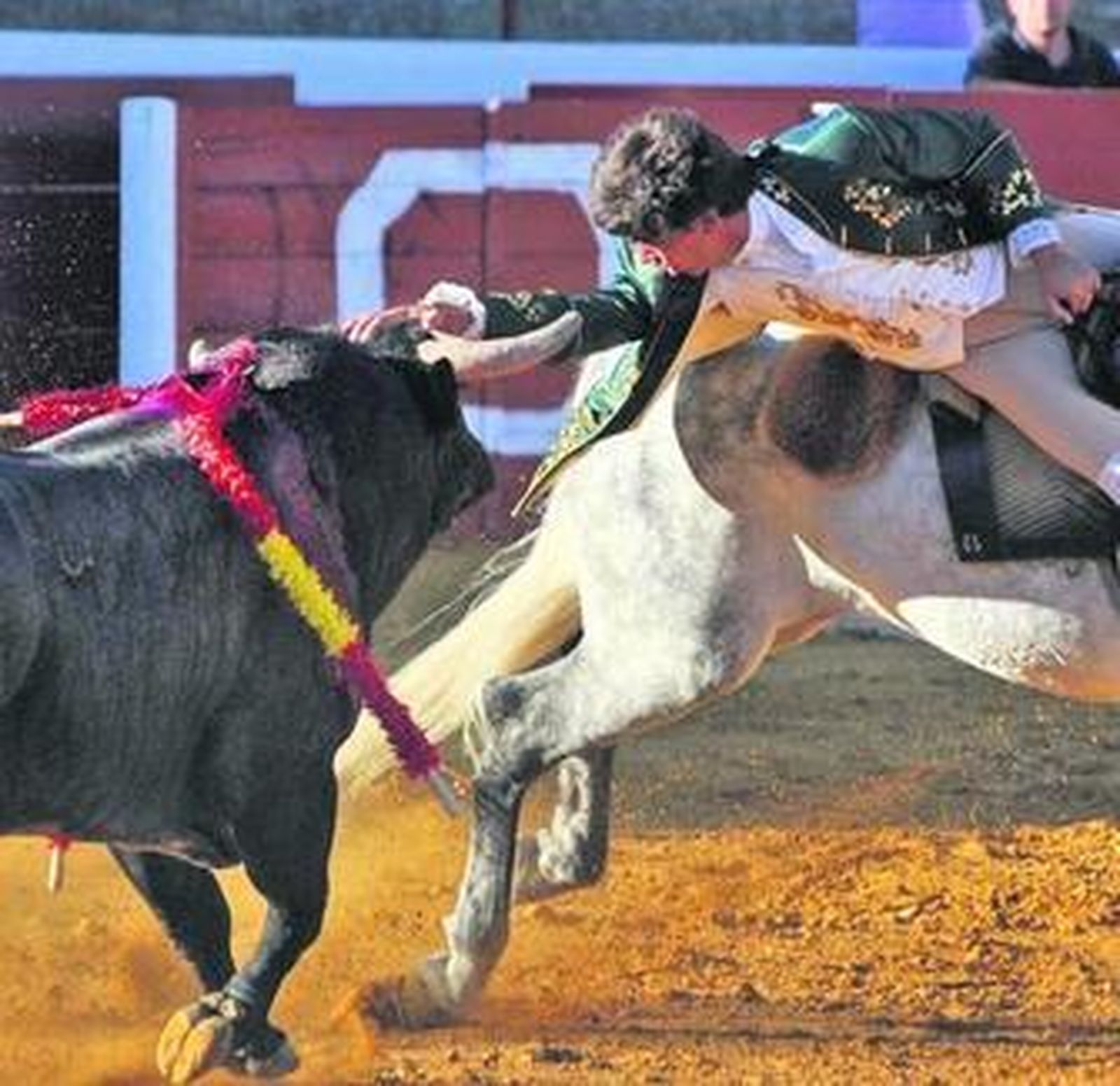 Moura, ayer, en uno de los lances de la corrida.