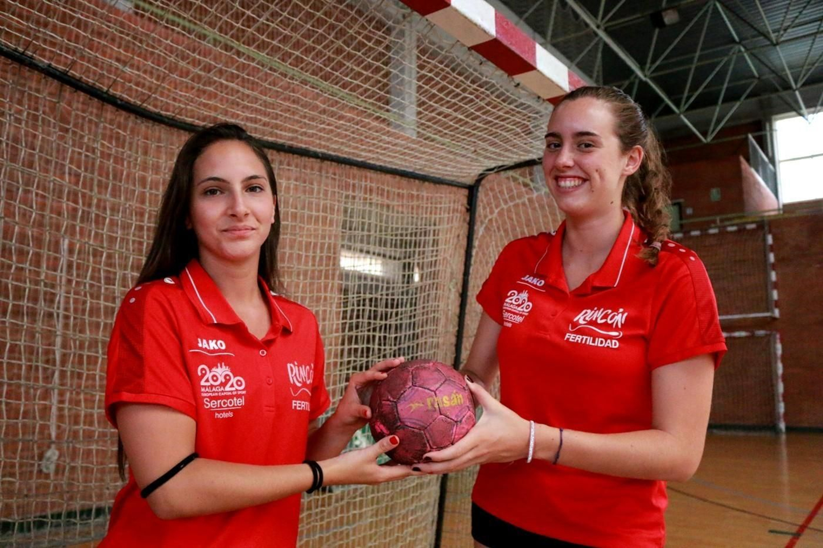 Marina Martín y Paula Cosano posan como nuevas jugadoras del Rincón Fertilidad.