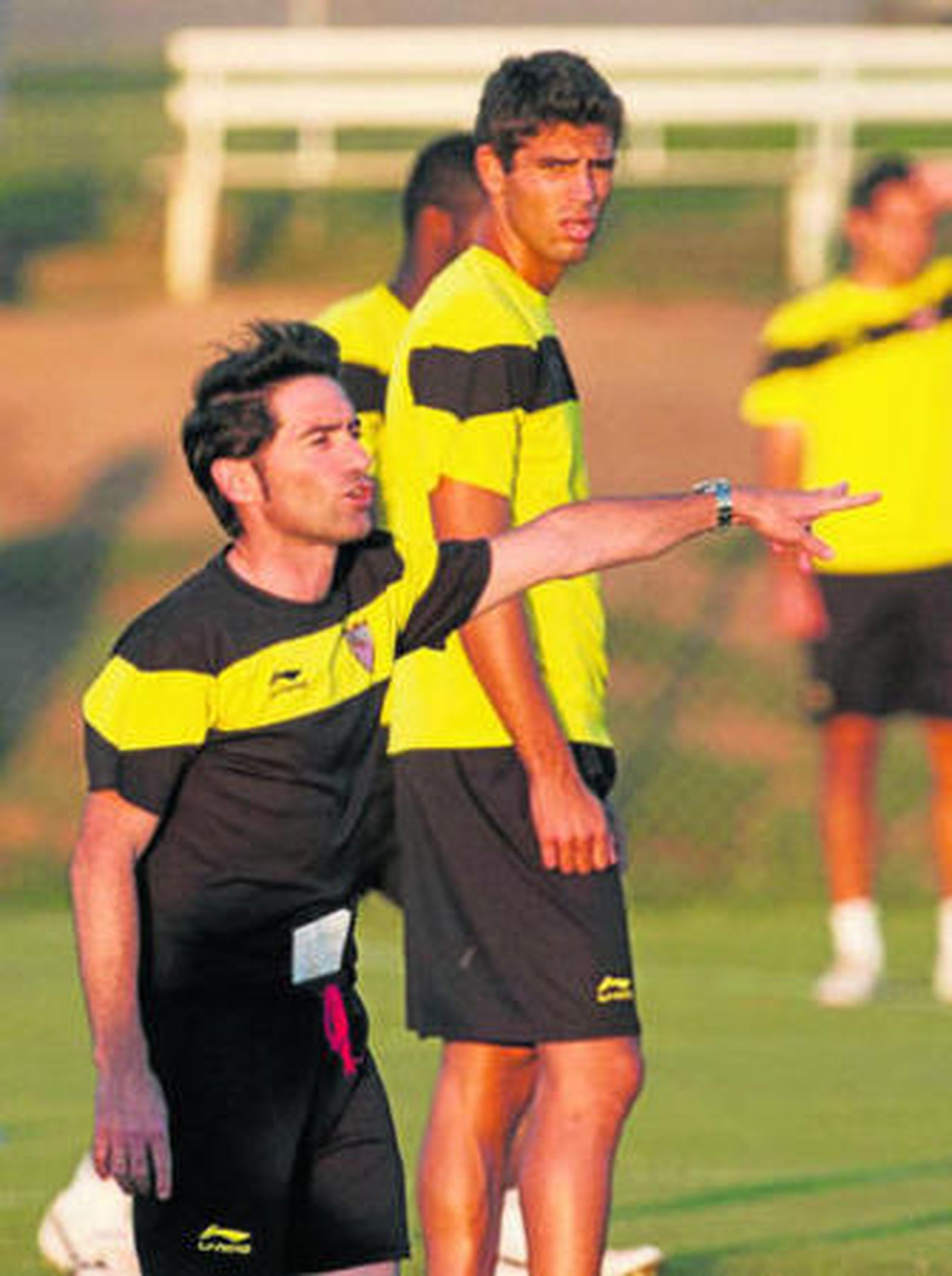 Marcelino da órdenes con vehemencia ante un atento Fazio.
