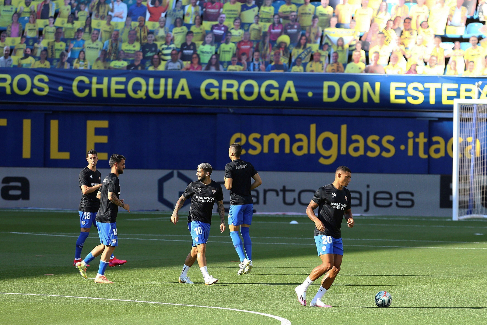 Un momento del calentamiento prepartido el lunes en Villarreal.