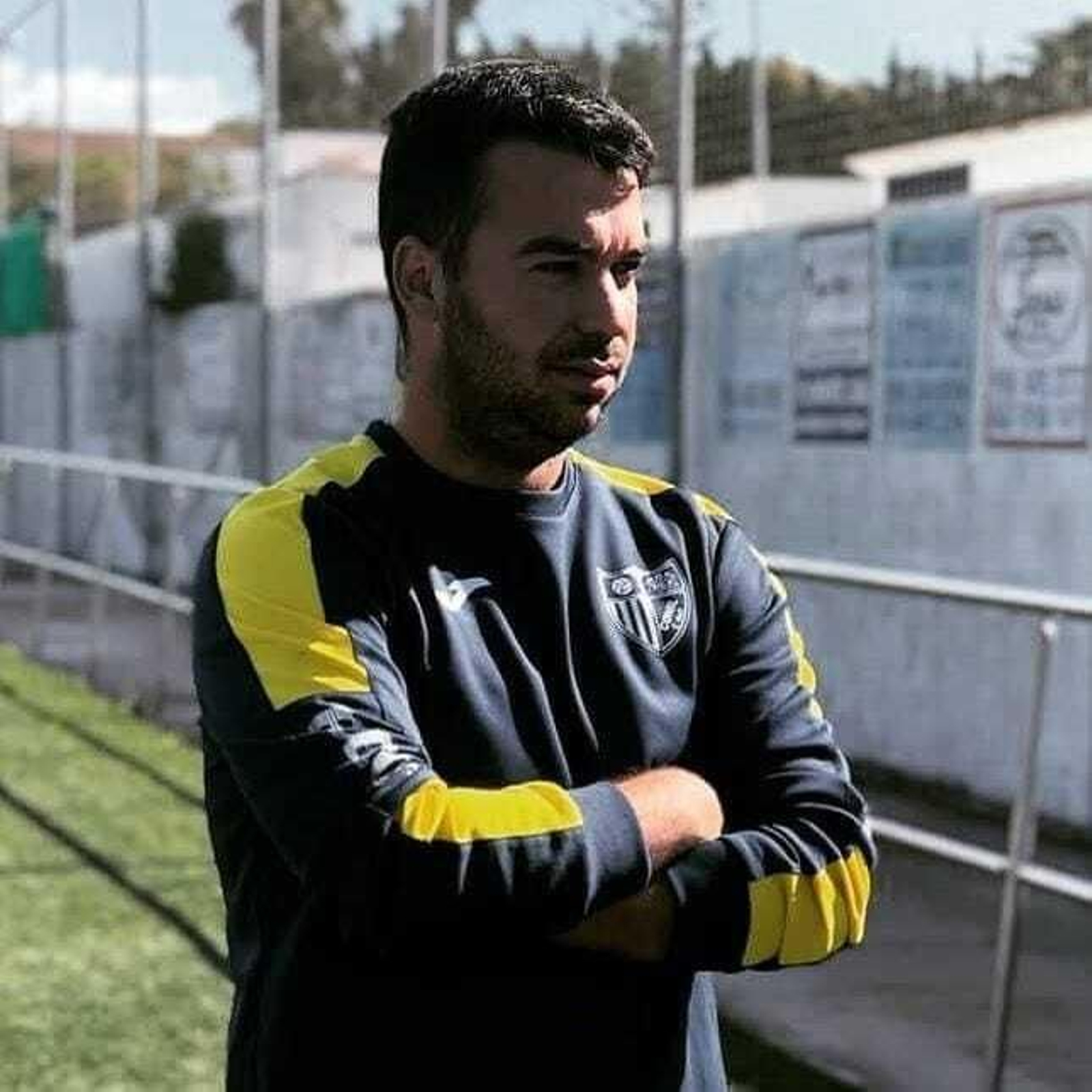 Lázaro Canto posa en el Pérez Ureba con un chándal del Conil.