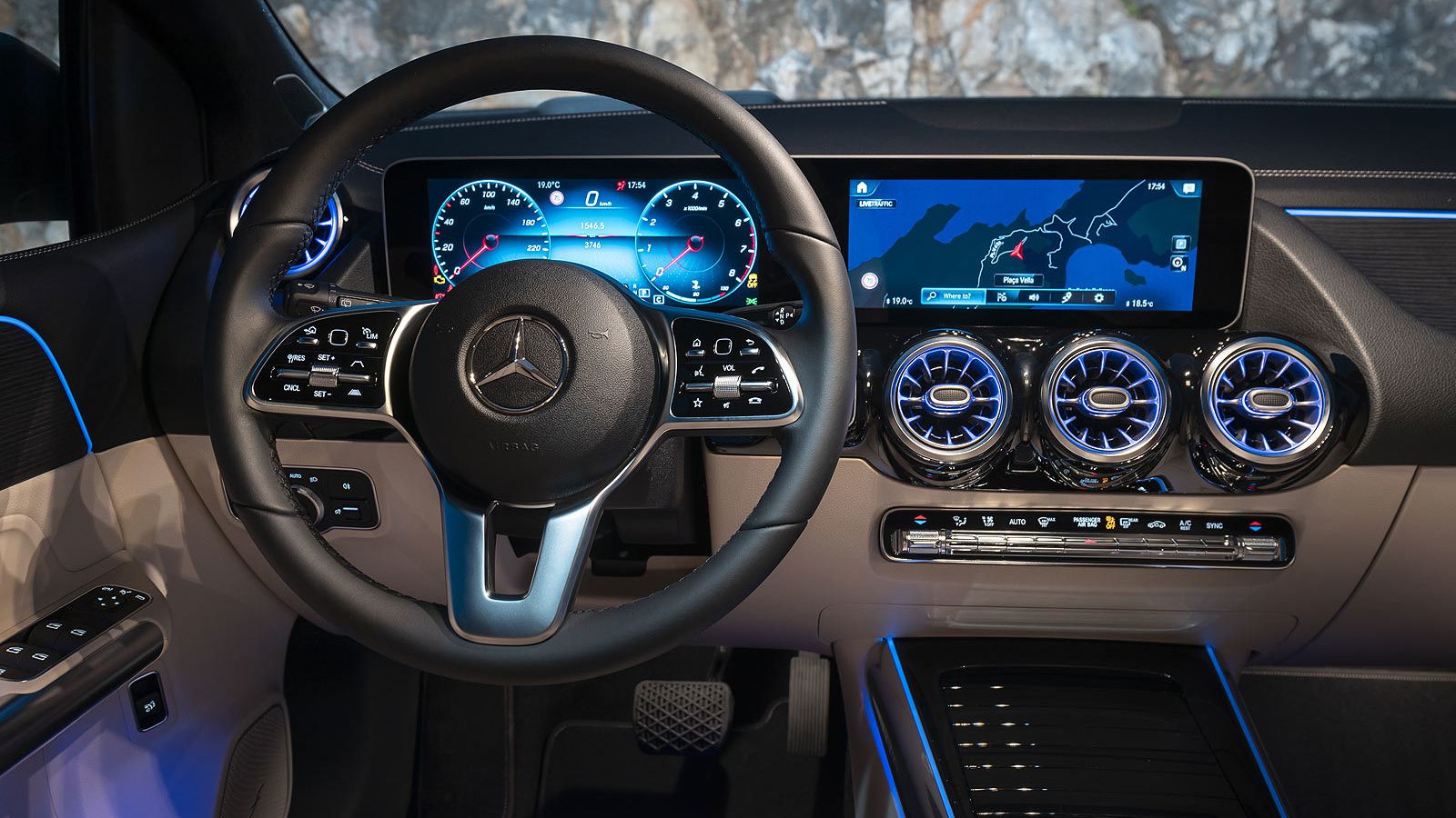 El interior destaca por sus pantallas digitales.