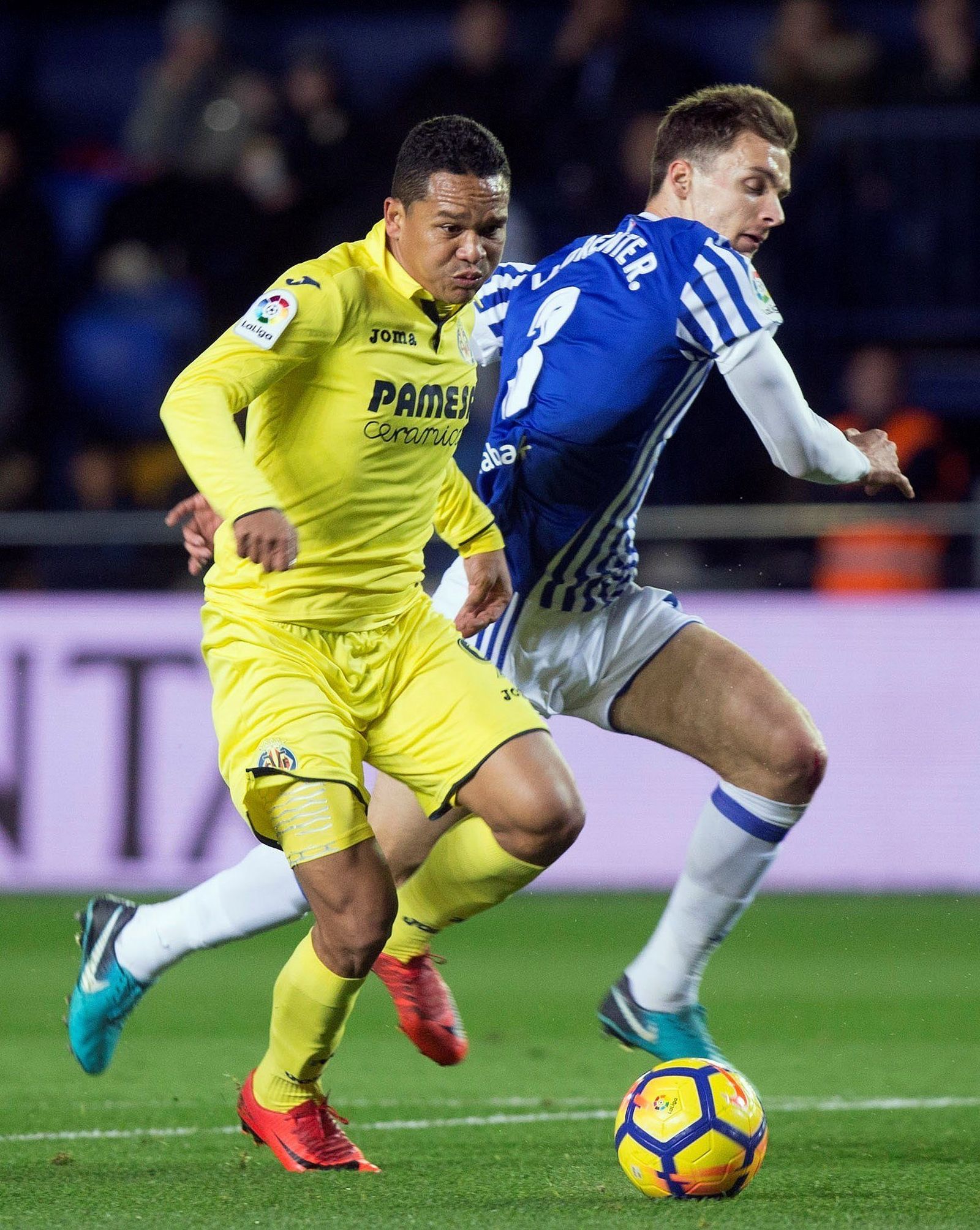 Bacca quiebra a Llorente antes de encarar la portería realista.
