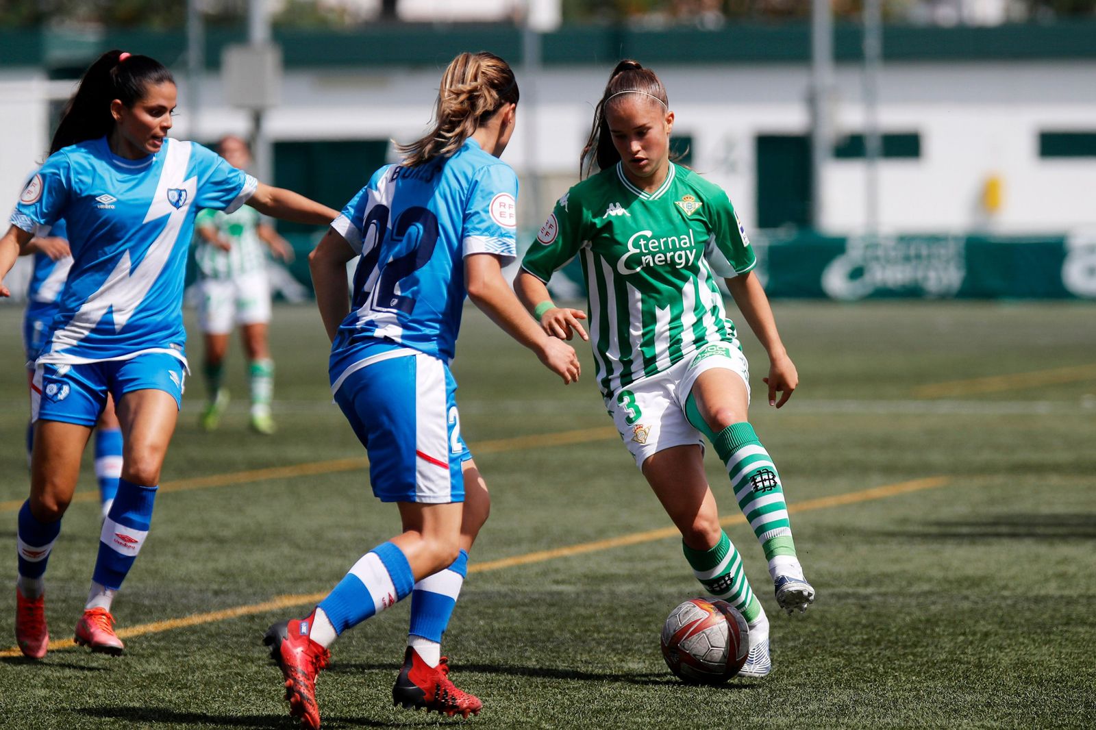 Medina controla un balón con la izquierda ante Bores.