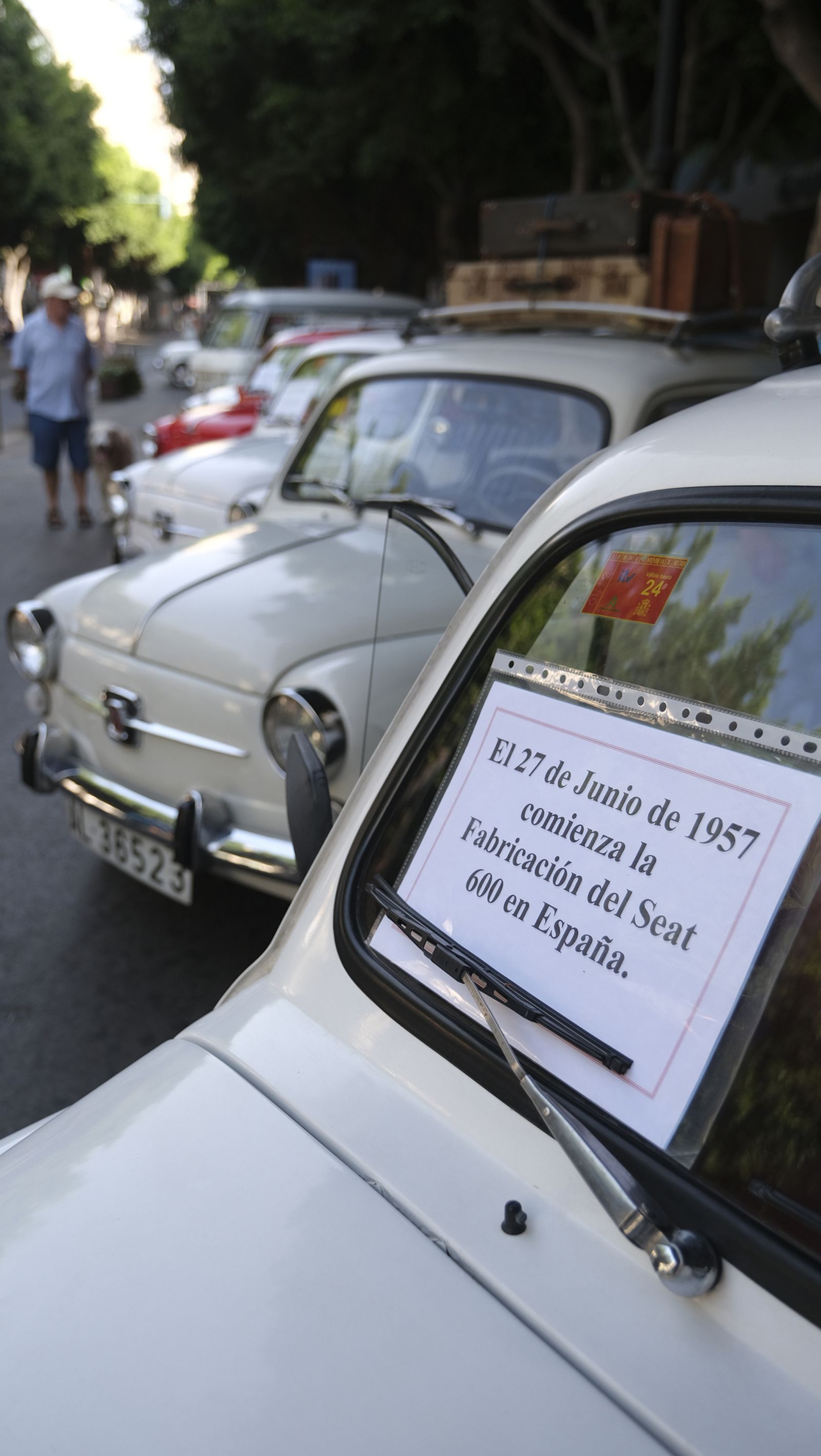 Imágenes de la exposición de Amigos del Seat 600 y Mini Cooper, en la Feria de Almería
