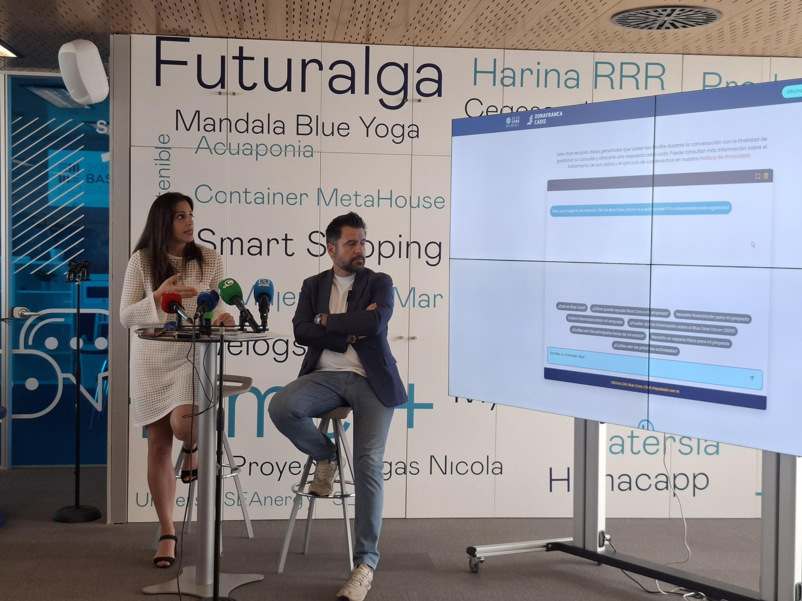 Fran González junto Alba Álvarez en una rueda de prensa este martes en Zona Franca