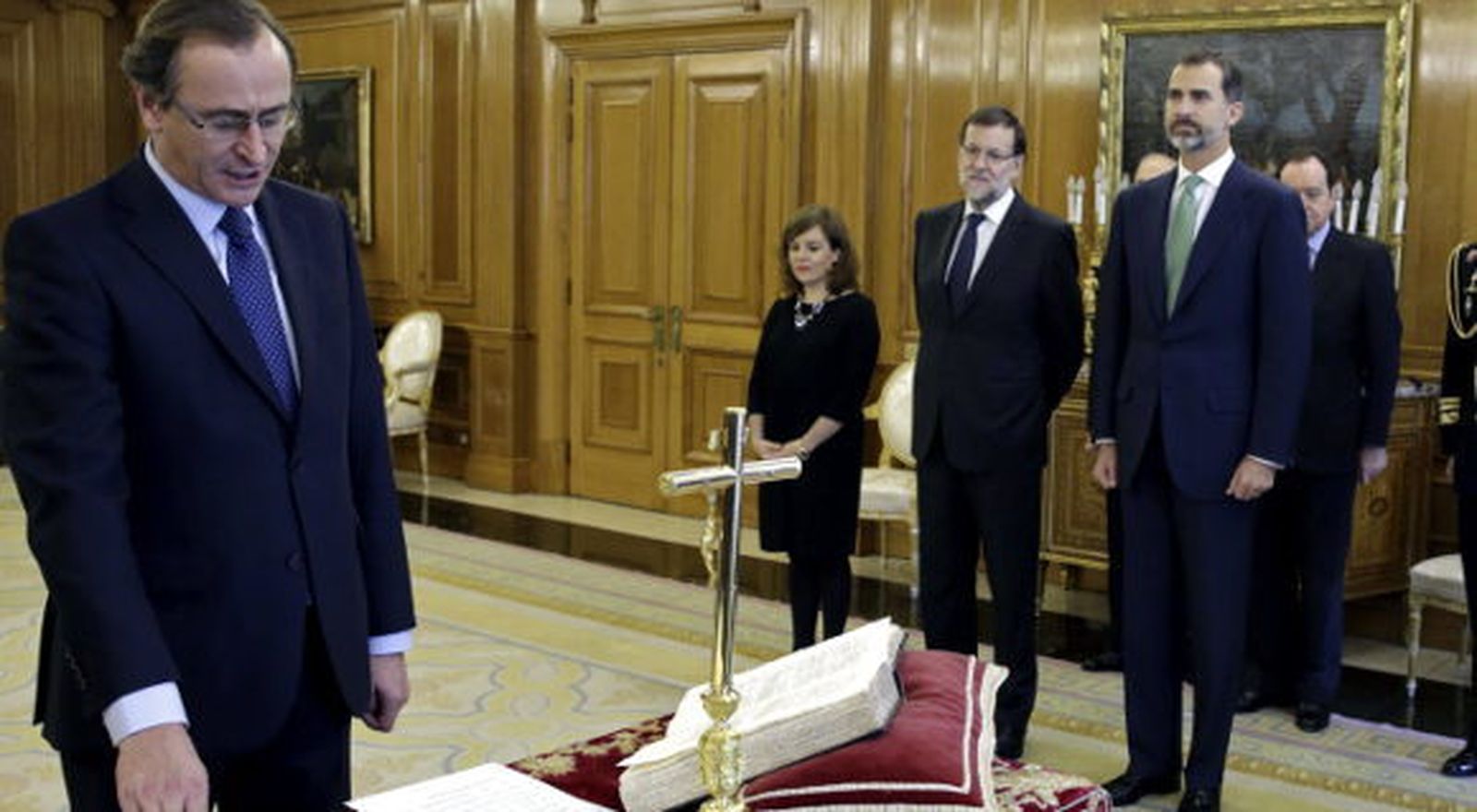 Alonso jura su cargo ante el Rey./ Efe