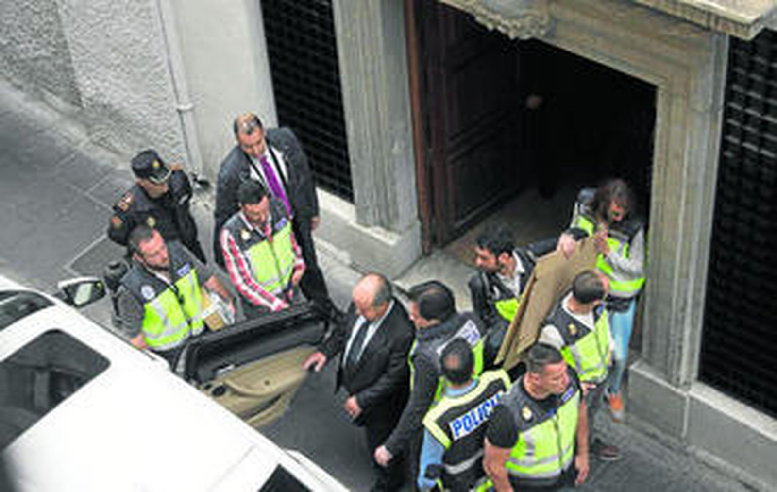 Tras salir de su domicilio, el dispositivo policial llevó al alcalde a su despacho en el Ayuntamiento para proceder también a su registro.