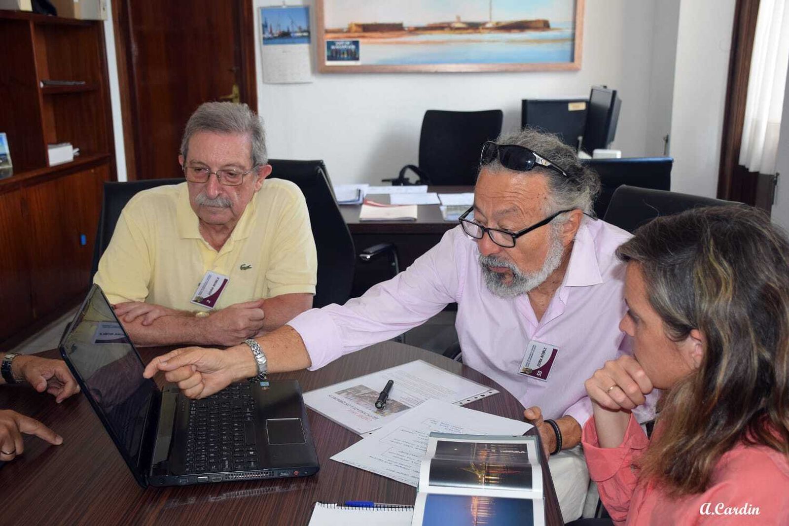 Una imagen de la reunión de los miembros de Cádiz Ilustrada con la concejala Maite González.