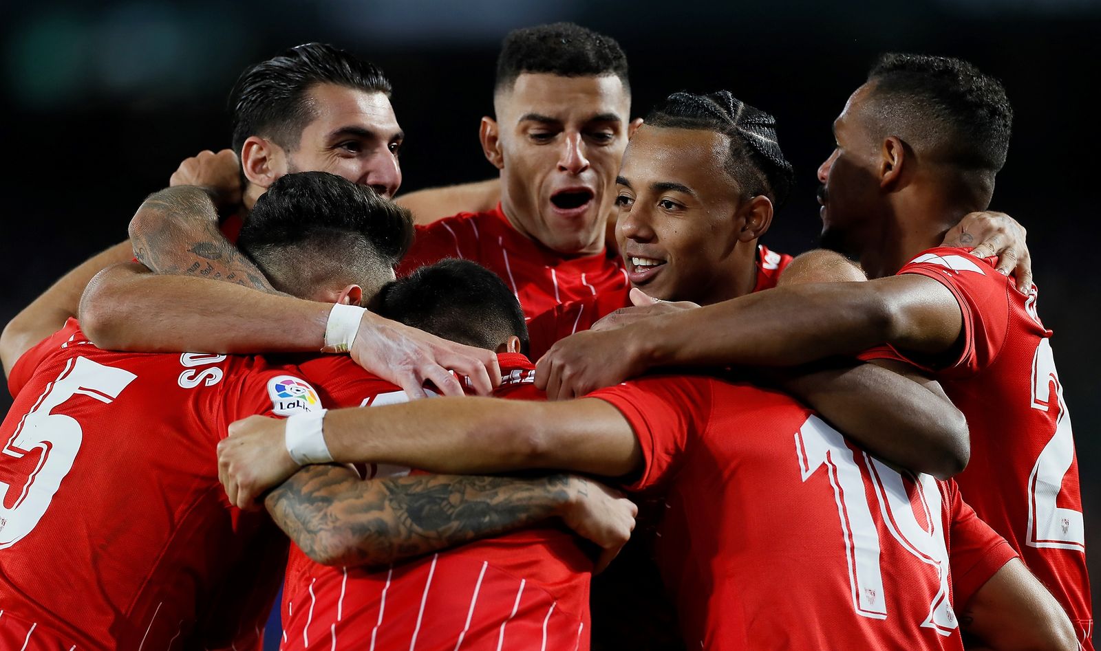 Los jugadores del Sevilla se abrazan tras un gol en el último derbi en Heliópolis.