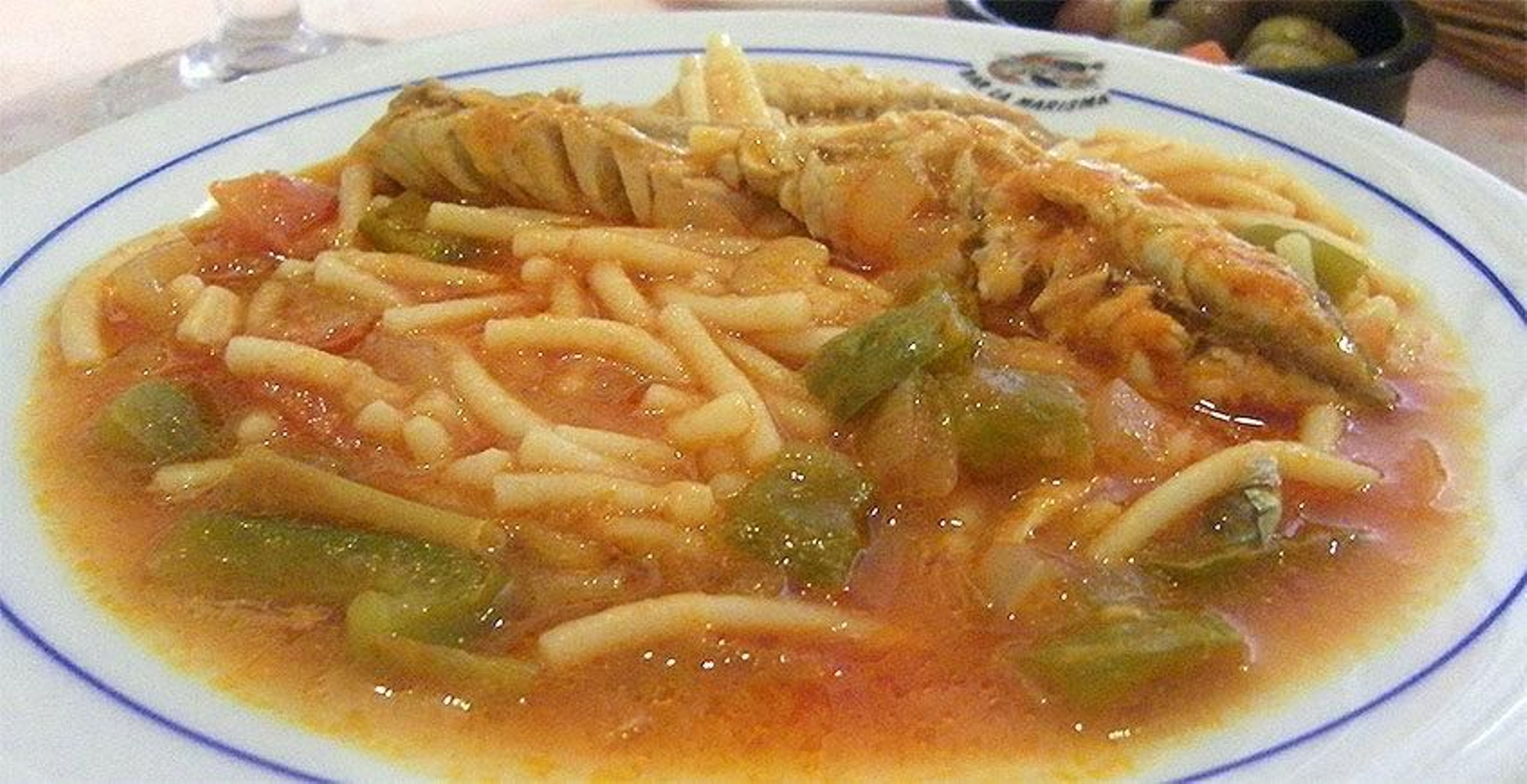 Plato de fideos con caballa