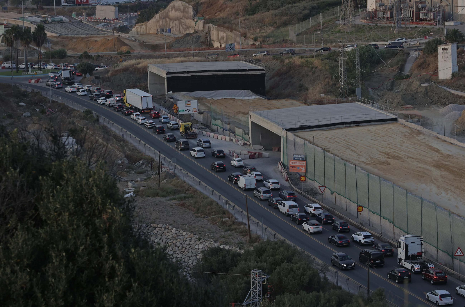 Fotos del colapso de tráfico en la N-340 por las obras del Acceso Sur de Algeciras