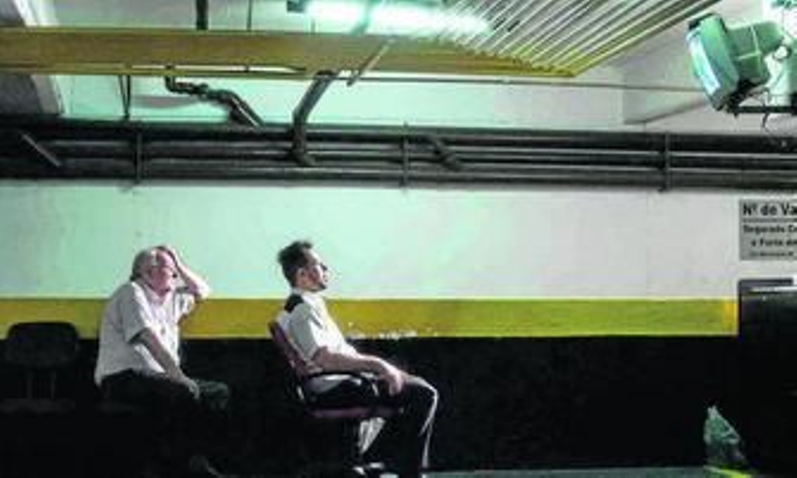 Simão Oksman, a la izquierda, viendo un partido del Mundial de 2014 en 'O Futebol'.