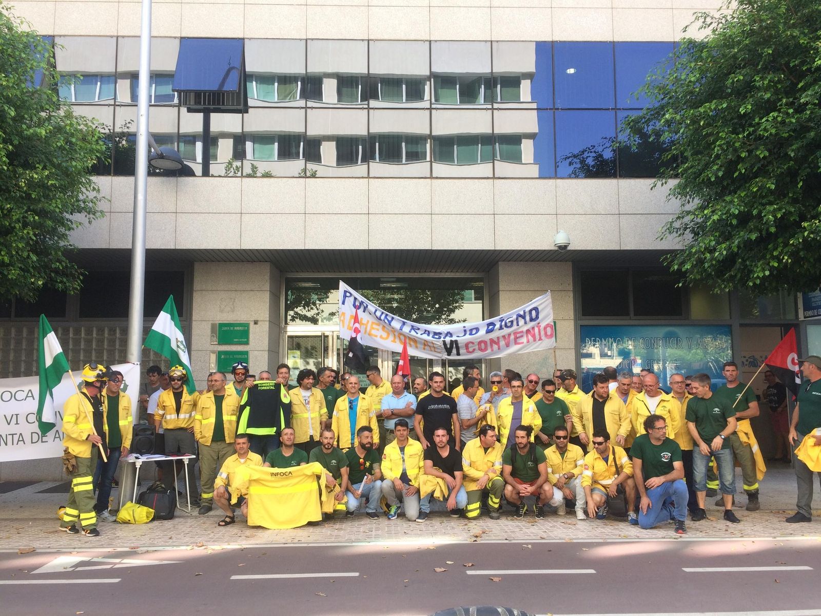 Efectivos del Infoca en septiembre en la Junta para pedir su inclusión en el VI convenio como personal laboral.