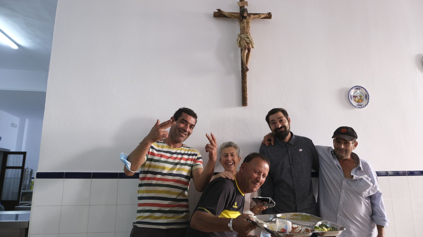 Lázaro y más usuarios del comedor junto a Mari Ángeles, Madre Superiora de Las Hijas de la Caridad.