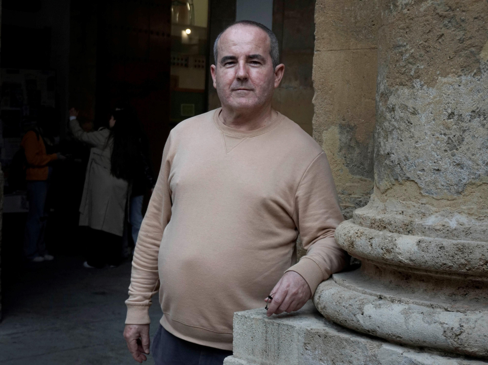 Juan Pablo Mora, en el patio de la fuente de la Universidad de Sevilla.