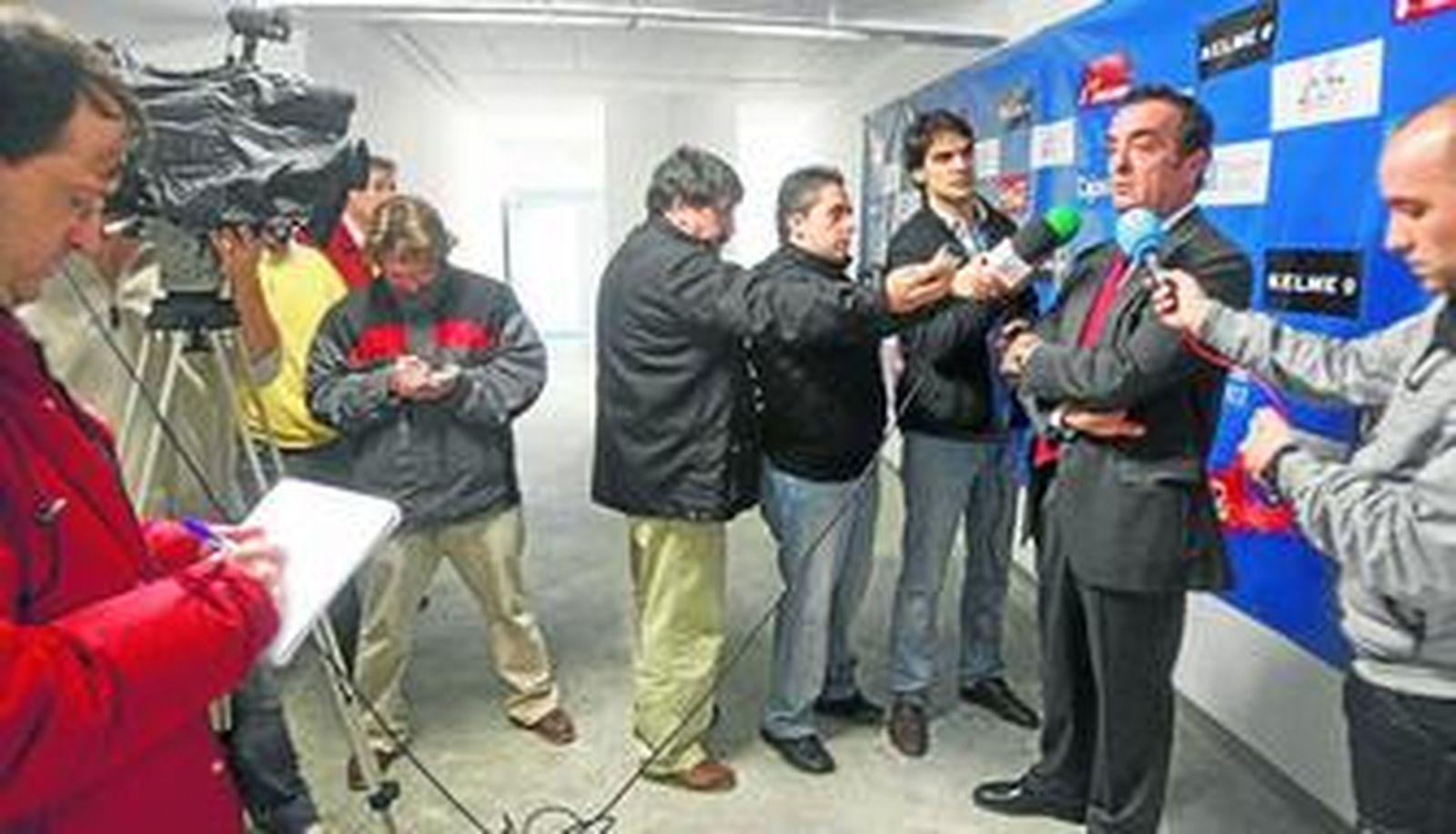 Javier Moyano, ayer durante la rueda de prensa en el estadio.