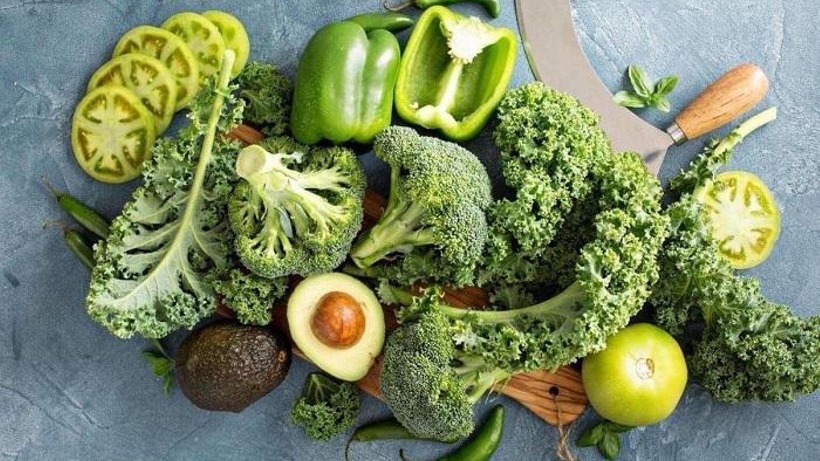 Ácido fólico, fibra o antioxidantes son algunas de las sustancias beneficiosas que contienen los alimentos verdes.