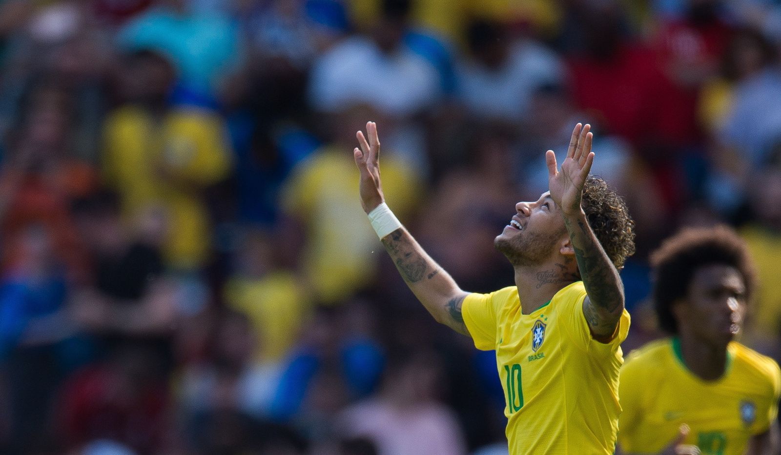 Neymar, la gran novedad ayer en la selección brasileña, acaba de marcar su golazo a Croacia en Anfield.
