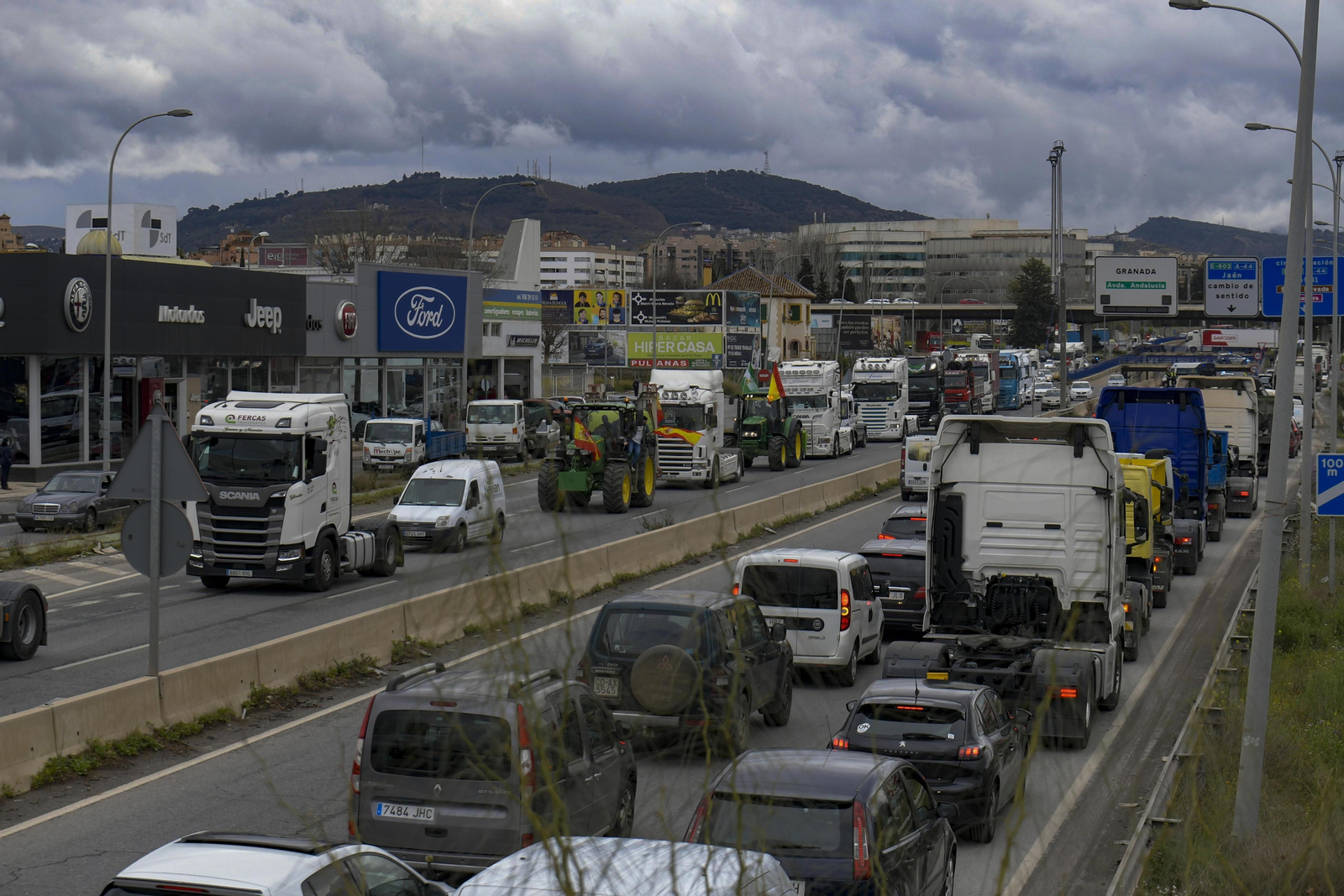 ¿Corta Granada el derecho a huelga de los camioneros al impedirles entrar en la capital?