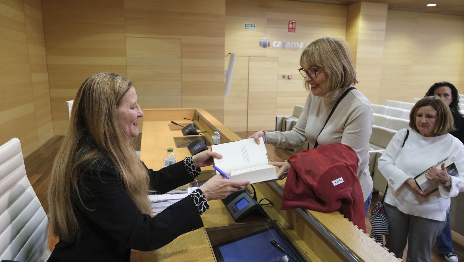 Imágenes del Diario de los Libros con la escritora ganadora del Premio Planeta 2022, Luz Gabás