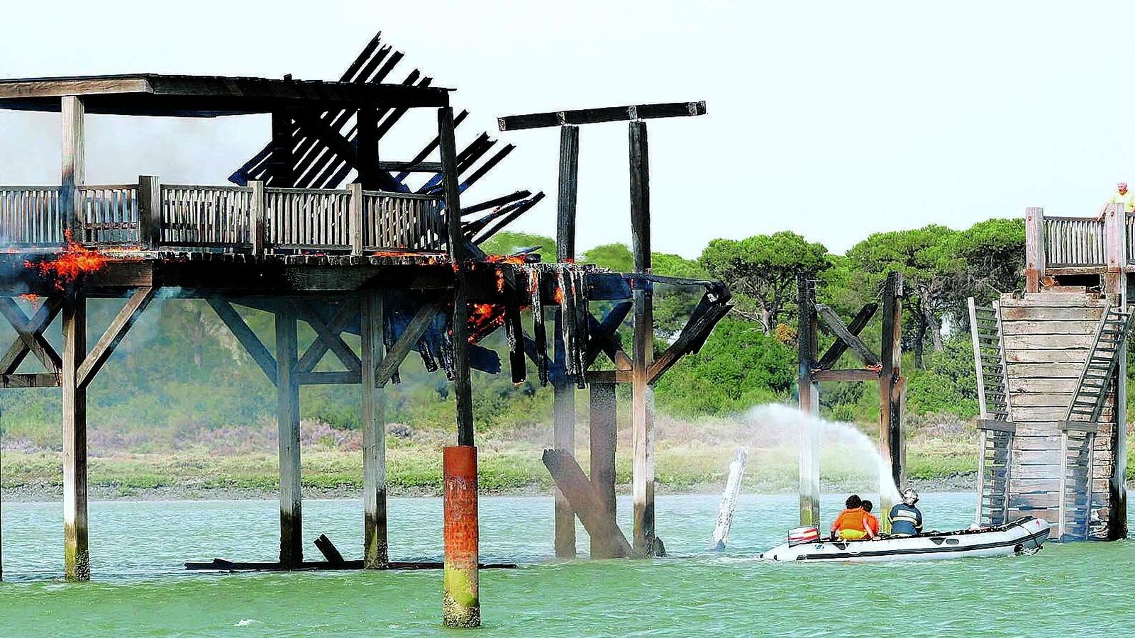 Una imagen de 2003, tras el incendio provocado del principal puente del recinto.