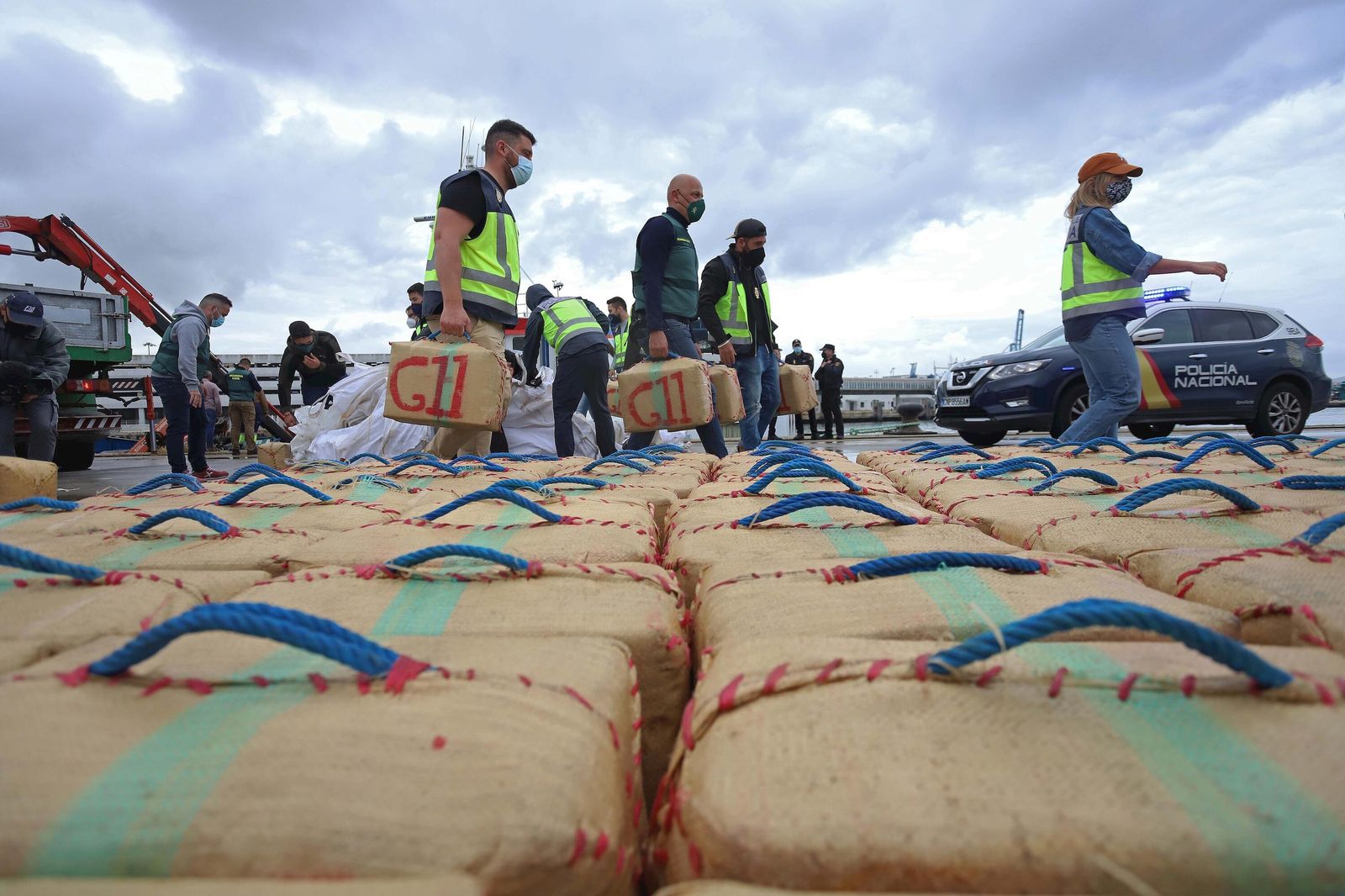 Agentes de la Policía  Nacional y la Guardia Civil desembarcan un alijo intervenido en 2021.
