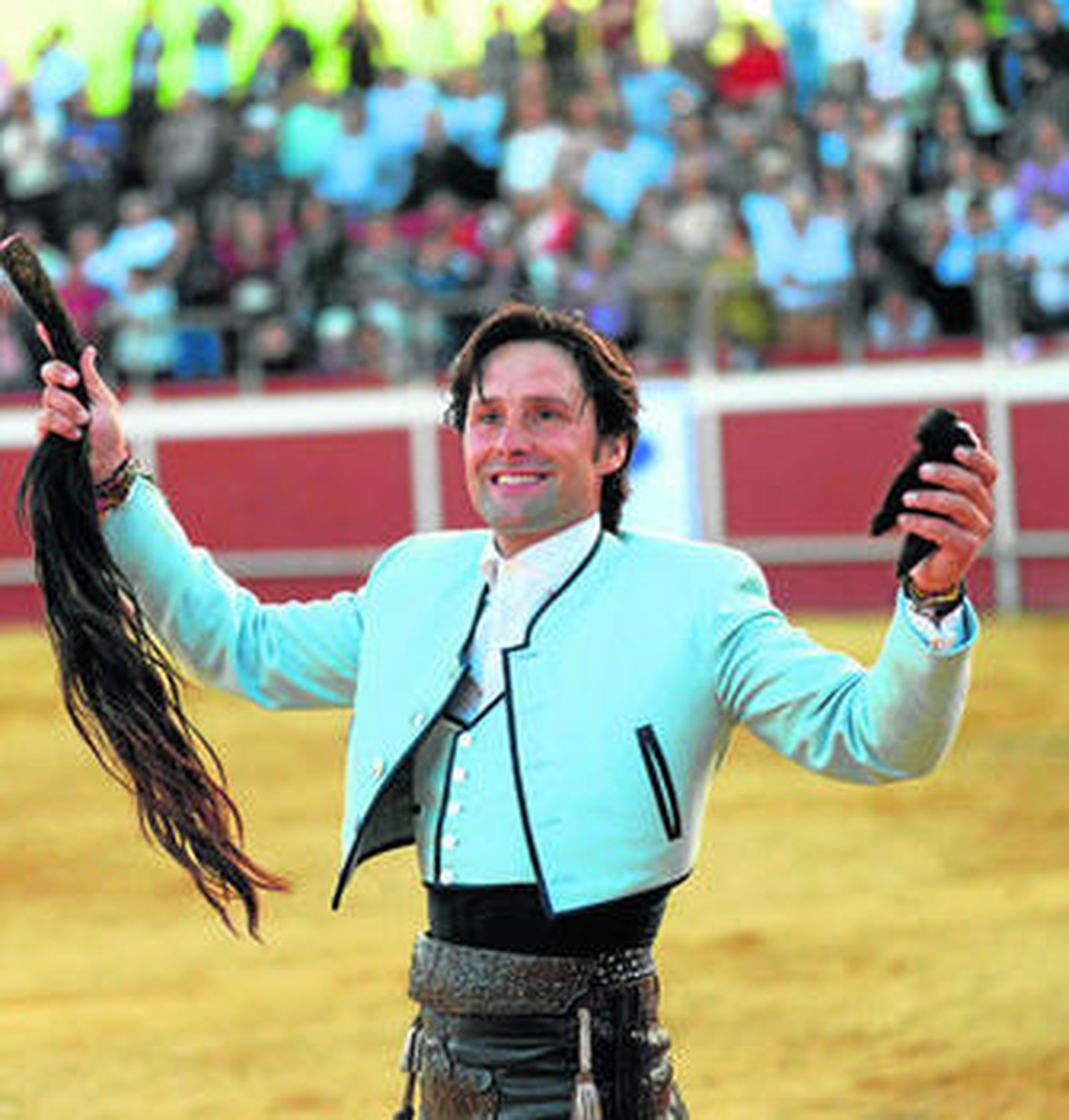 El rejoneador onubense triunfó ayer en festival a beneficio de la hermandad del Rocío de Coria.