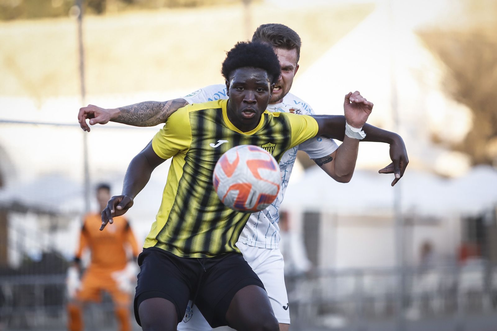 Divine protege la pelota.