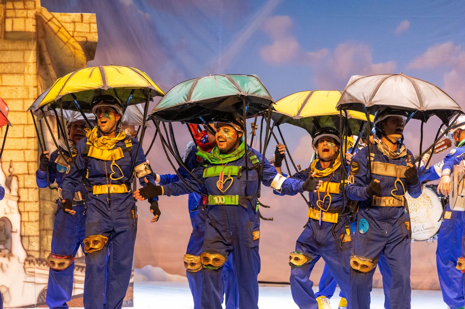 Imágenes de la actuación de la comparsa de Valverde del Camino "Los Lanzaos" en el Carnaval Colombino