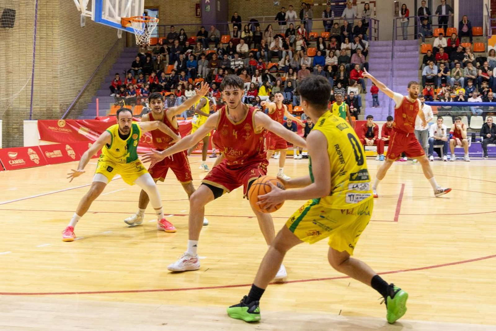 La Salobreja vibra con el derbi de la capital entre Jaén CB y Jaén FS, en imágenes